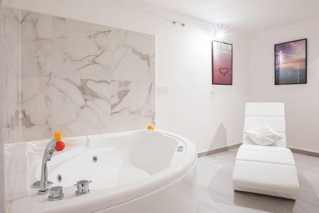 Unforgettable Split Level Jacuzzi Suite Navona - Top Collection 로마 외부 사진