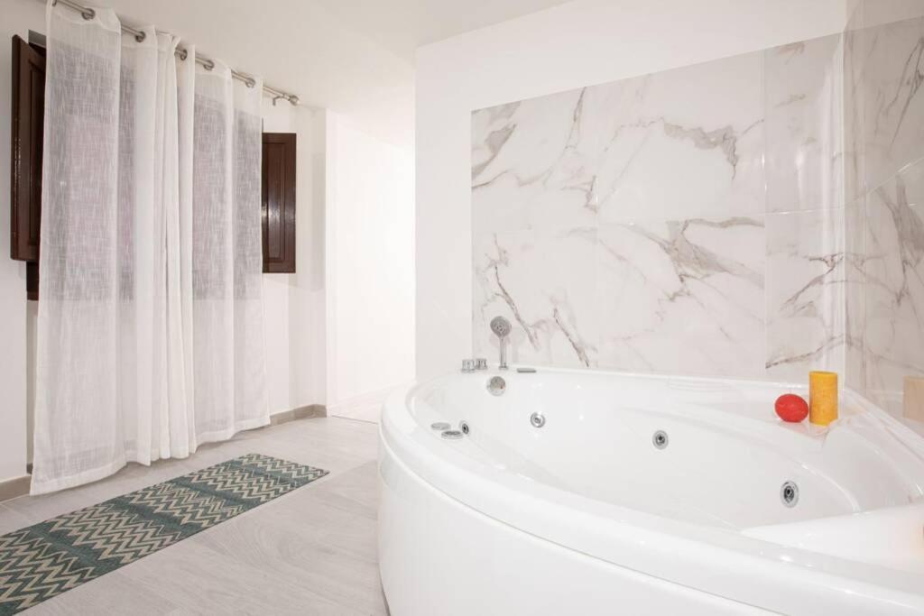 Unforgettable Split Level Jacuzzi Suite Navona - Top Collection 로마 외부 사진